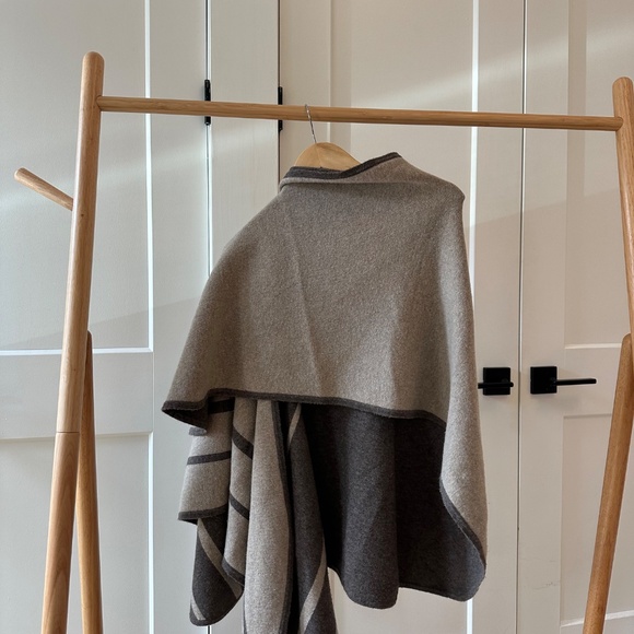 100% Wool Shawl - Picture 2 of 4